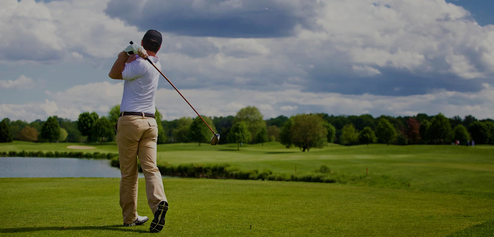 man teeing off